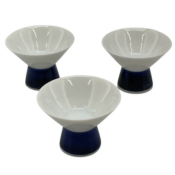 Vintage Japan Shirayuki Sake Set Blue & White Porcelain Carafe & 3 Cups Set - Picture 9 of 13